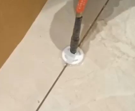 三明市瓷砖空鼓维修公司专业解答瓷砖在铺贴过程中，如果没有涂抹均匀到位的粘结材料（如水泥砂浆或瓷砖胶），可能会导致以下问题