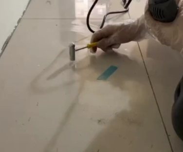 三明市瓷砖开裂维修公司专业分享瓷砖在铺贴前如果没有沥干水分，将会导致以下问题